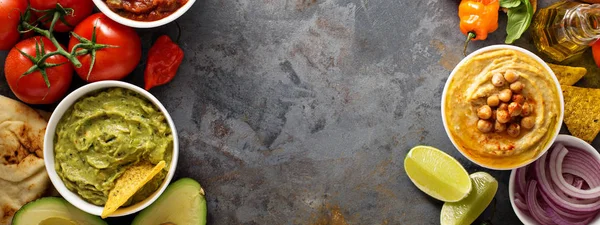 Домашний хумус, сальса и гуакамоле с кукурузными чипсами — стоковое фото
