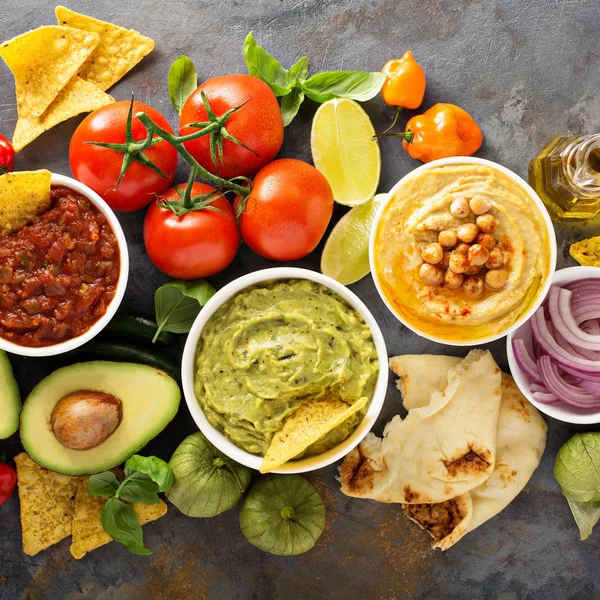 Házi hummus, a salsa és a kukorica chips a guacamole — Stock Fotó