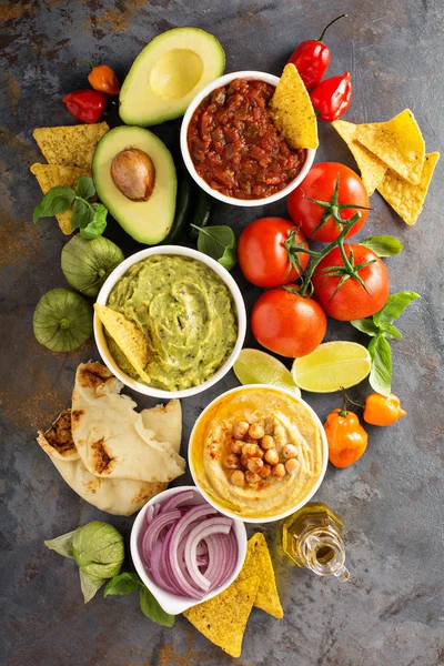 Domácí hummus, salsou a guacamole s kukuřičnými chipsy — Stock fotografie