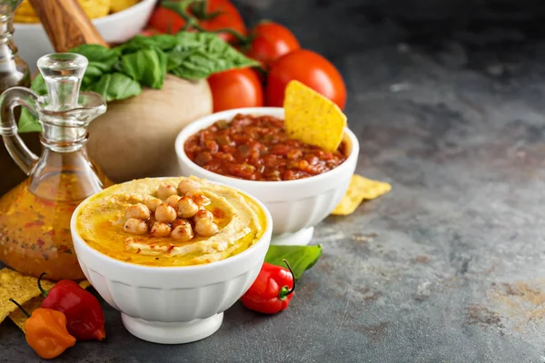 Hummus e salsa di pomodoro fatti in casa in ciotole bianche — Foto Stock