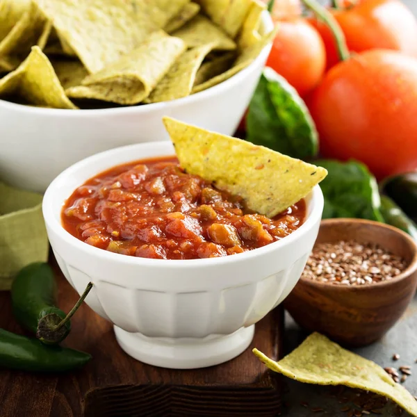 Rode pittige tomatensalsa met chips — Stockfoto