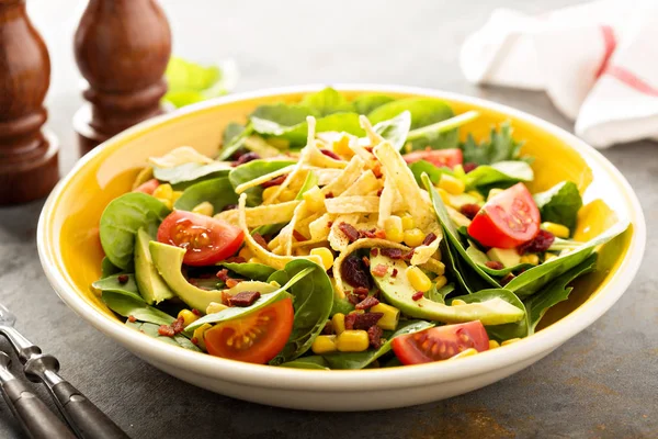 Salada mexicana com milho e abacate — Fotografia de Stock