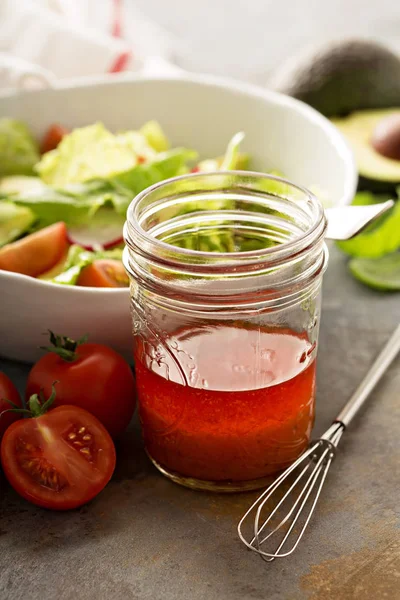 Salada fresca e saudável com romaine e abacate — Fotografia de Stock