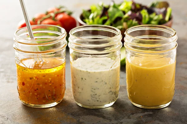 Variedad de salsas y aderezos para ensaladas —  Fotos de Stock