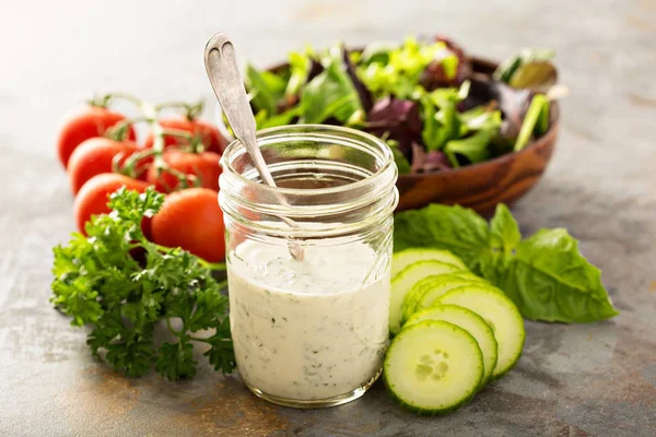 Hemmagjord ranch dressing i en murare burk — Stockfoto