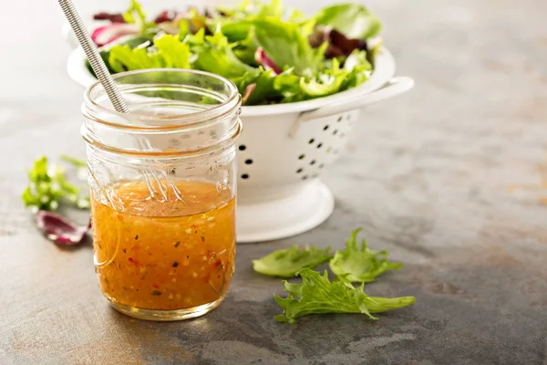 Italienska vinägrett dressing i en murare burk — Stockfoto