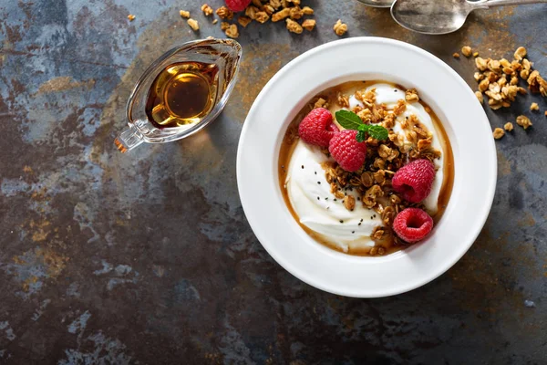 Yogurt bowl with raspberry and maple syrup — Stock Photo, Image