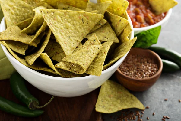 Zdrowa kukurydza chipsy tortilla ze szpinakiem i lnu nasiona — Zdjęcie stockowe