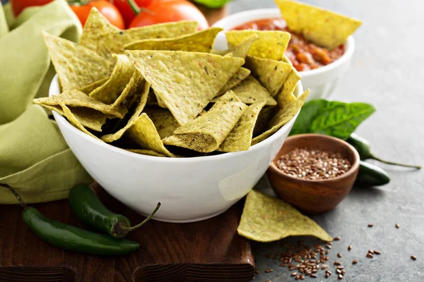 Zdrowa kukurydza chipsy tortilla ze szpinakiem i lnu nasiona — Zdjęcie stockowe