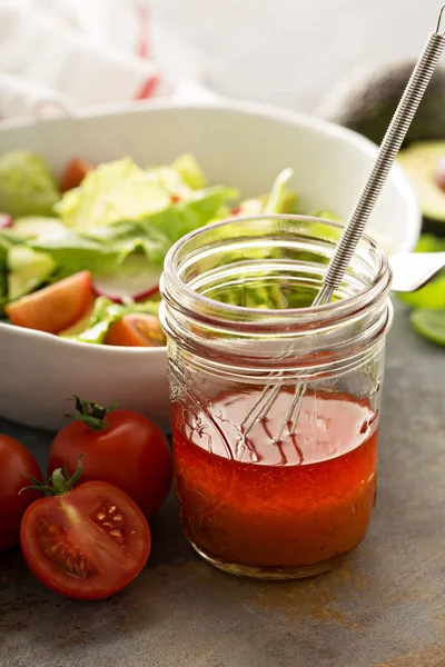 Ensalada fresca y saludable con romana y aguacate — Foto de Stock