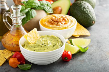 Guacamole ve humus beyaz kase