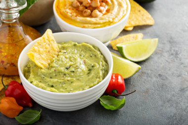 Guacamole ve humus beyaz kase