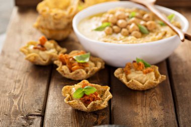 Ev yapımı humus tortilla kase