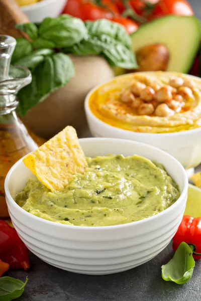 Guacamole en hummus in witte kommen — Stockfoto