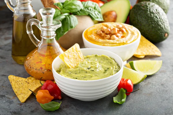 Guacamole e hummus in ciotole bianche — Foto Stock