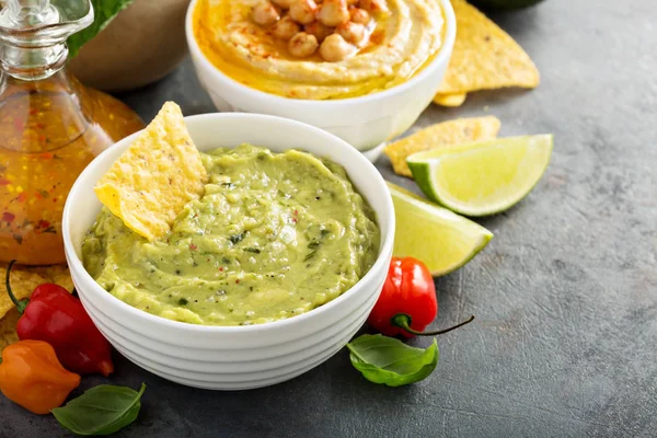 Guacamole, és a fehér tálat hummus — Stock Fotó