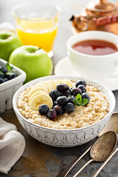 Haferbrei aus Stahl mit Banane und Blaubeere — Stockfoto