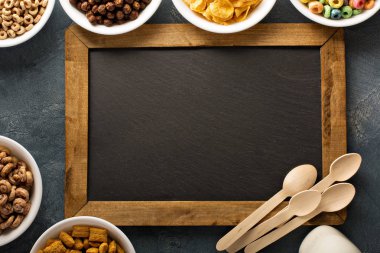 Kara tahta çevresinde beyaz kase soğuk tahıllar çeşitli