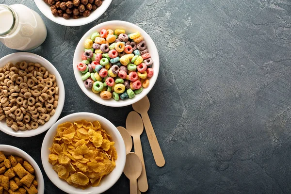 Varietà di cereali freddi in ciotole bianche — Foto Stock