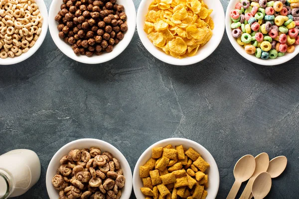 Variedad de cereales fríos en tazones blancos — Foto de Stock