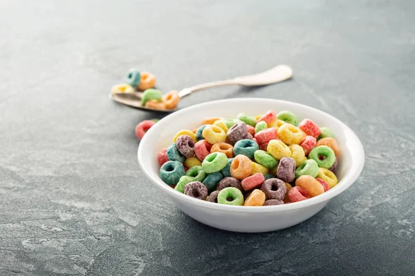 Cereales dulces coloridos de fruta en un tazón — Foto de Stock