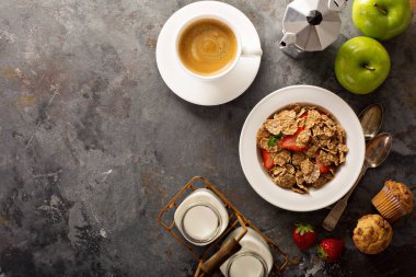 Tahıllı sağlıklı kahvaltı gevrekleri taze çilek ile