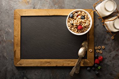 Sağlıklı soğuk Mısır gevreği beyaz bir kase