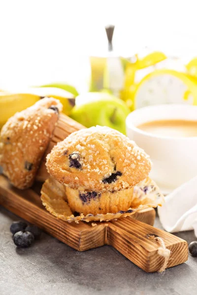 A reggeli kávé áfonya és banán Muffin — Stock Fotó