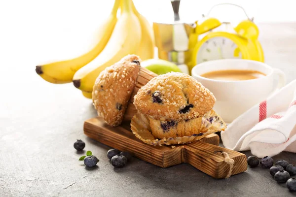 Muffin ai mirtilli e banane con caffè a colazione — Foto Stock