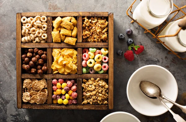 Varietà di cereali freddi in una scatola di legno in testa — Foto Stock