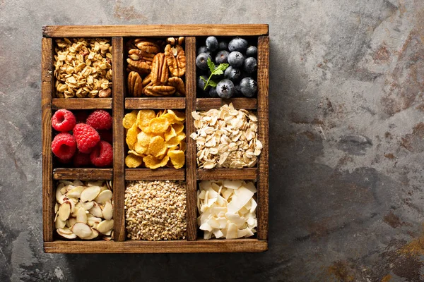 Alimentos de pequeno-almoço em uma caixa de madeira overhead shot — Fotografia de Stock
