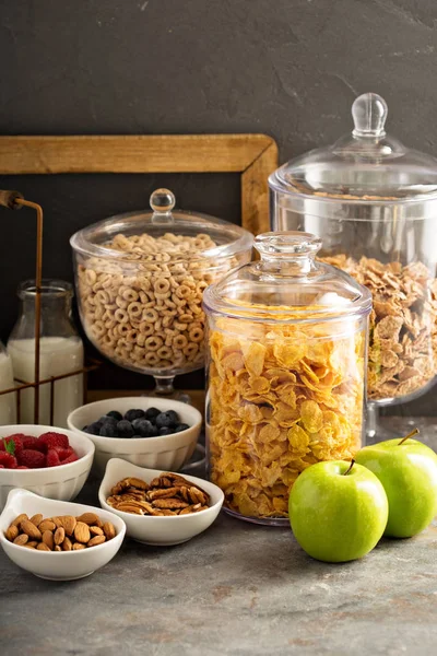 Granen bar of buffet wih cornflakes, fruit en noten — Stockfoto
