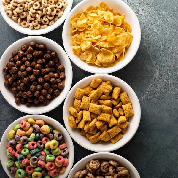 Variedad de cereales fríos en tazones blancos — Foto de Stock