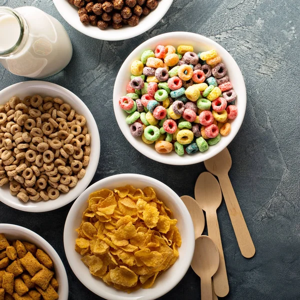 Variedad de cereales fríos en tazones blancos — Foto de Stock