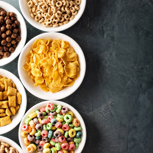 Varietà di cereali freddi in ciotole bianche — Foto Stock