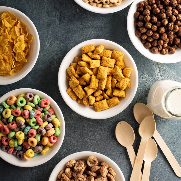 Variedad de cereales fríos en tazones blancos — Foto de Stock