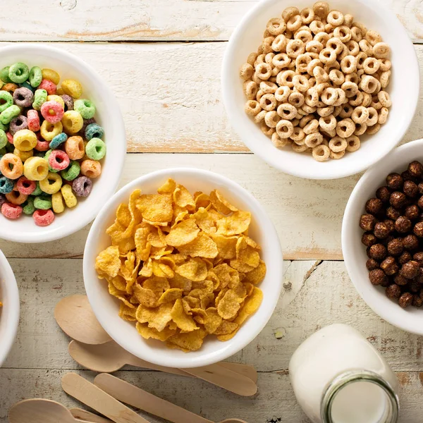 Variedad de cereales fríos en tazones blancos —  Fotos de Stock