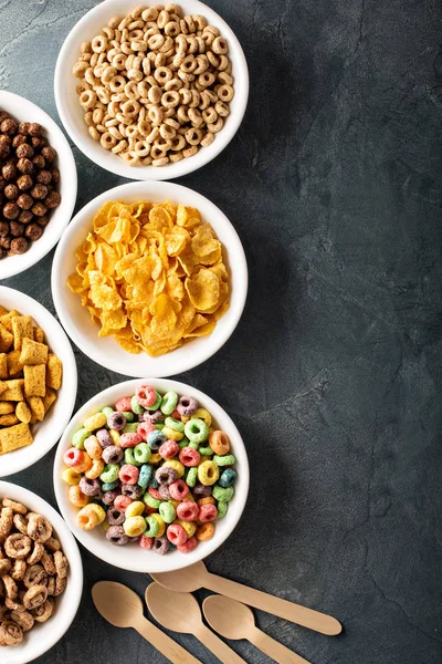 Varietà di cereali freddi in ciotole bianche — Foto Stock