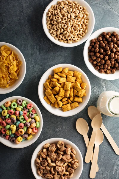 Varietà di cereali freddi in ciotole bianche — Foto Stock