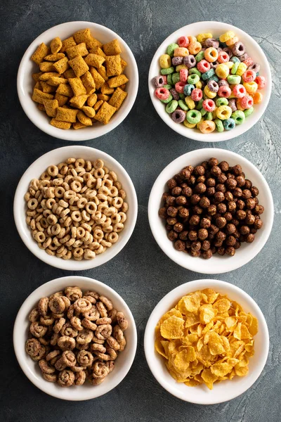 Variedad de cereales fríos en tazones blancos —  Fotos de Stock