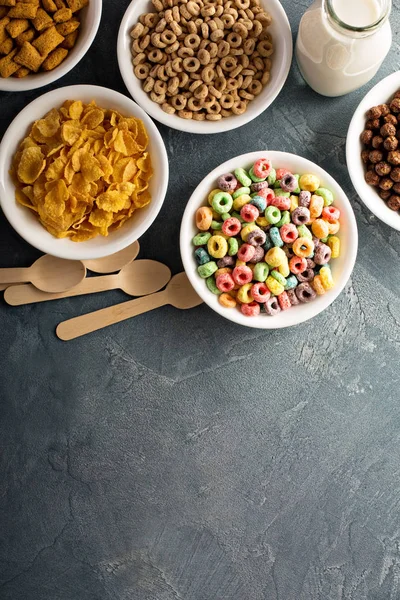 Varietà di cereali freddi in ciotole bianche — Foto Stock