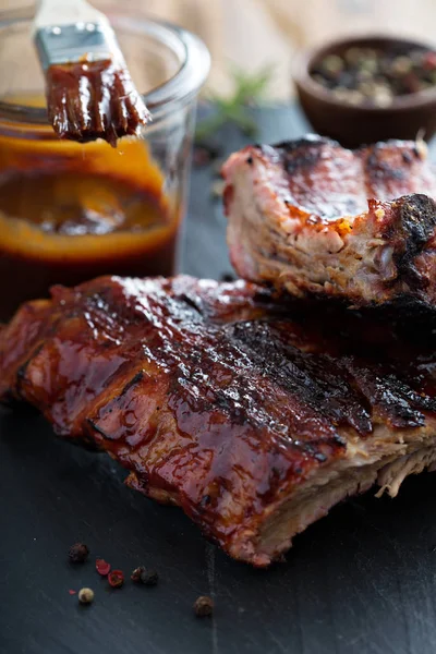 Costelas de porco grelhadas com molho de churrasco — Fotografia de Stock