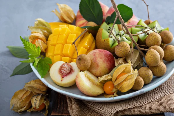Tropical fruit plate with mango and kiwi — Stock Photo, Image