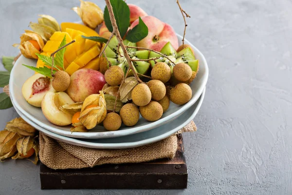 Trooppiset hedelmälautaset mangolla ja kiivillä — kuvapankkivalokuva