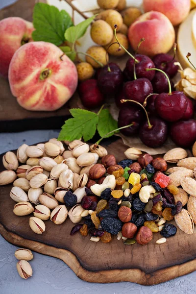 Свежие фрукты и орехи — стоковое фото