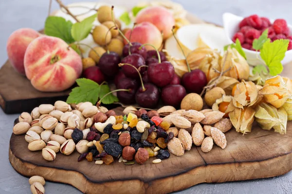 Tuoreet hedelmät ja pähkinät — kuvapankkivalokuva