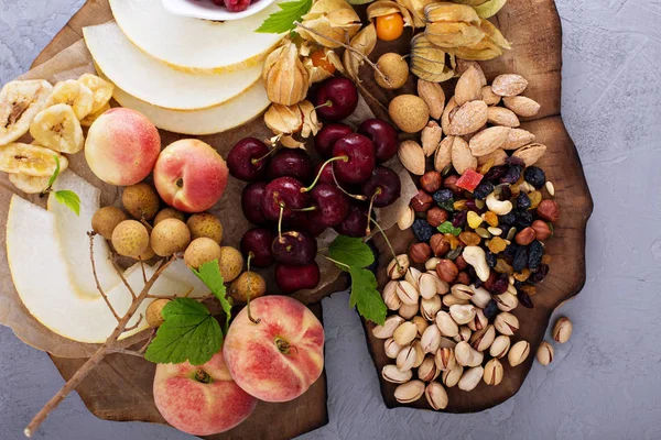 Fresh fruit and nut platter — Stock Photo, Image