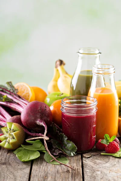 Variedad de zumos de frutas y verduras frescas —  Fotos de Stock
