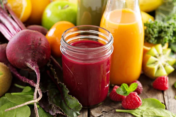 Variedad de zumos de frutas y verduras frescas — Foto de Stock