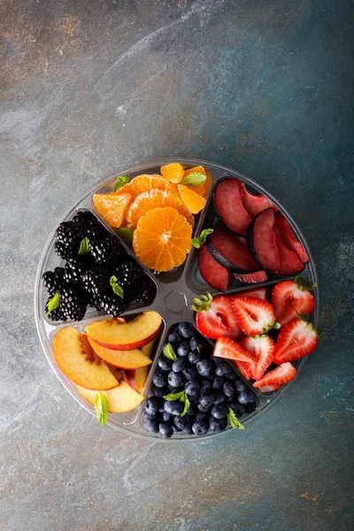 Assortert frukt og bær på tallerken – stockfoto